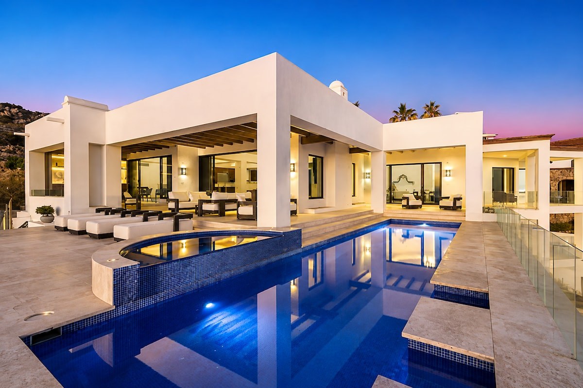 Pool and jacuzzi at Villa Siempre Azul